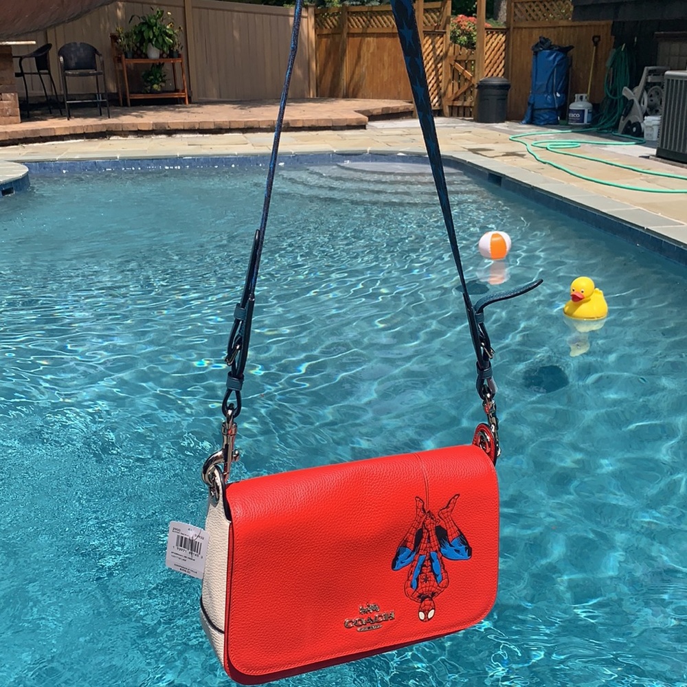 New Coach Marvel Jes Messenger with Spider-Man - Picture 7 of 16